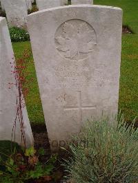 Etaples Military Cemetery - Chisholm, W